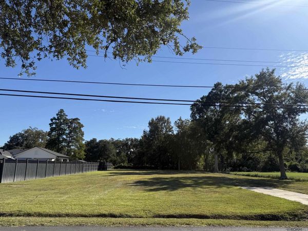 8966 Hill Dr, Baton Rouge, LA 70809