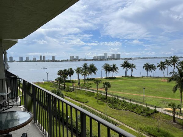 801 LAKE SHORE Drive, Unit 515, Lake Park, FL 33403