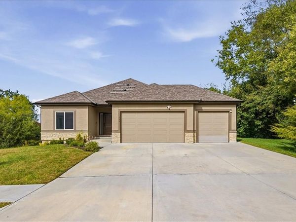 800 NW Hickory Ridge Drive, Grain Valley, MO 64029