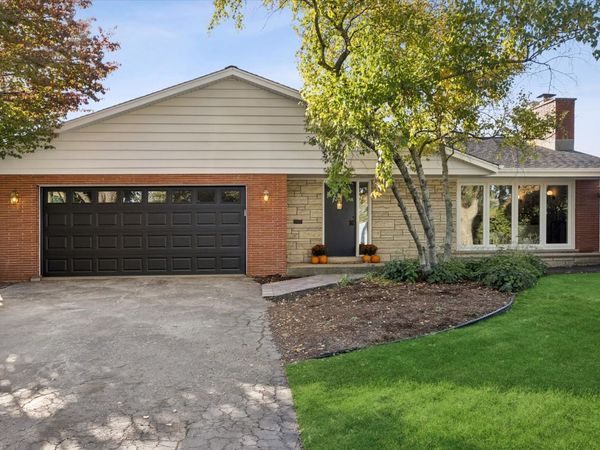 5 Larkspur Lane, Clarendon Hills, IL 60514