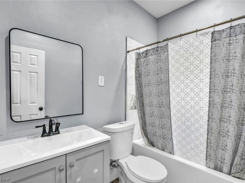 981 Thornhill Drive, East Cleveland, OH 44108 Photo 12