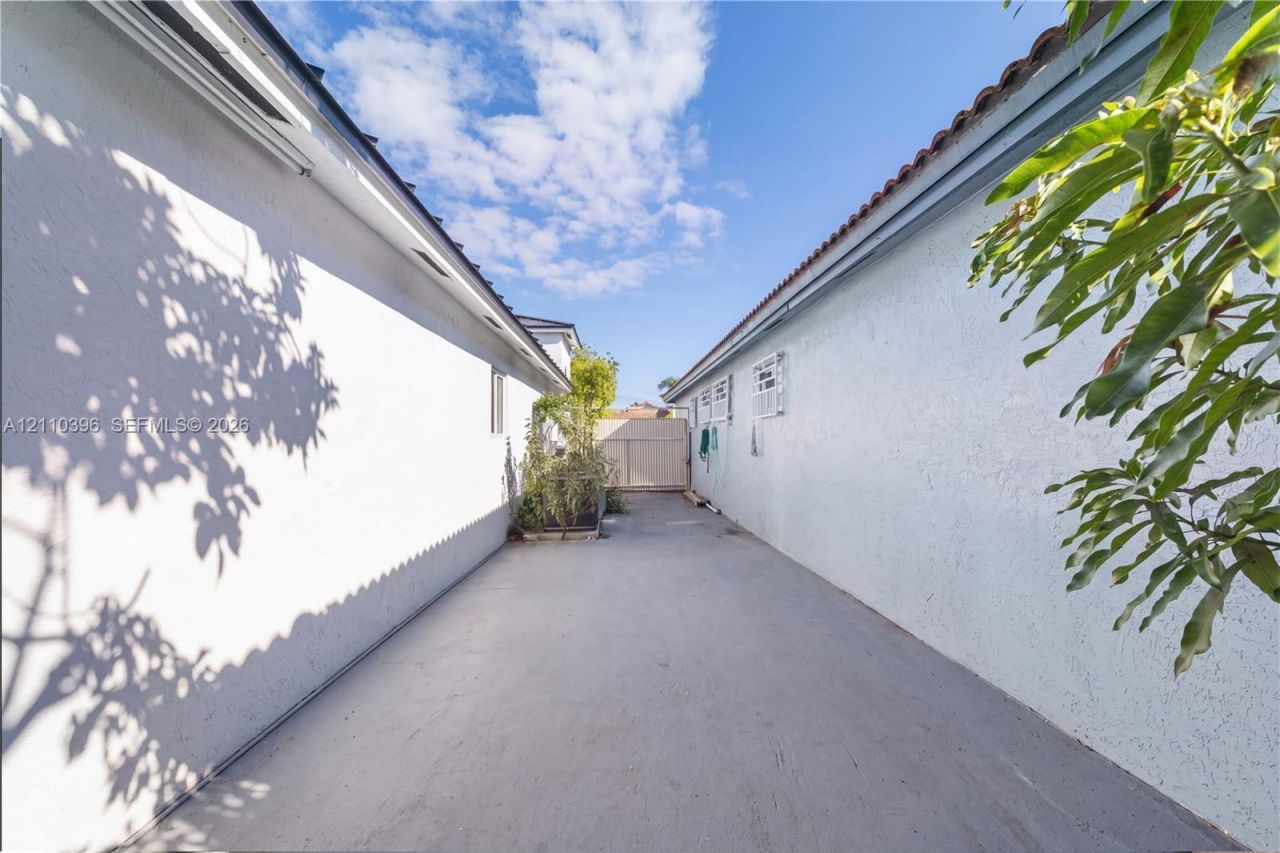 9182 NW 112th Ter , Hialeah Gardens, FL 33018 Photo