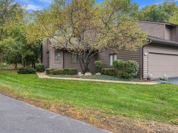 110 Elmtree Court , St. Charles, IL 60174