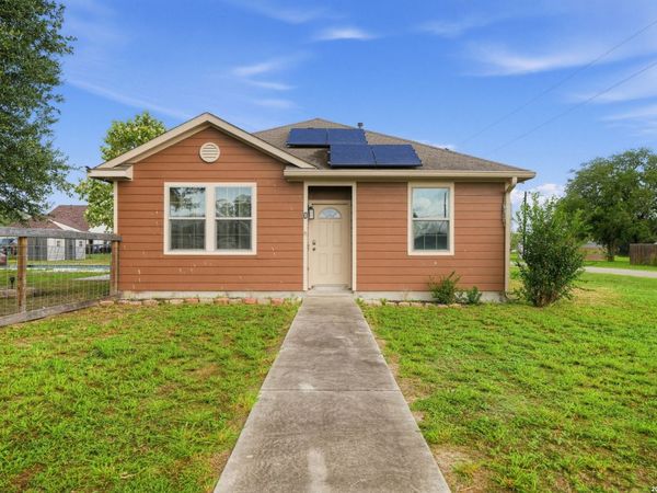 402 W Sullivan, Skidmore, TX 78389