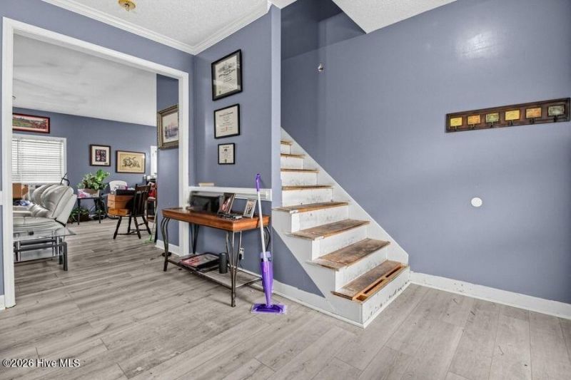 789 Lloyd Court  Photo 4