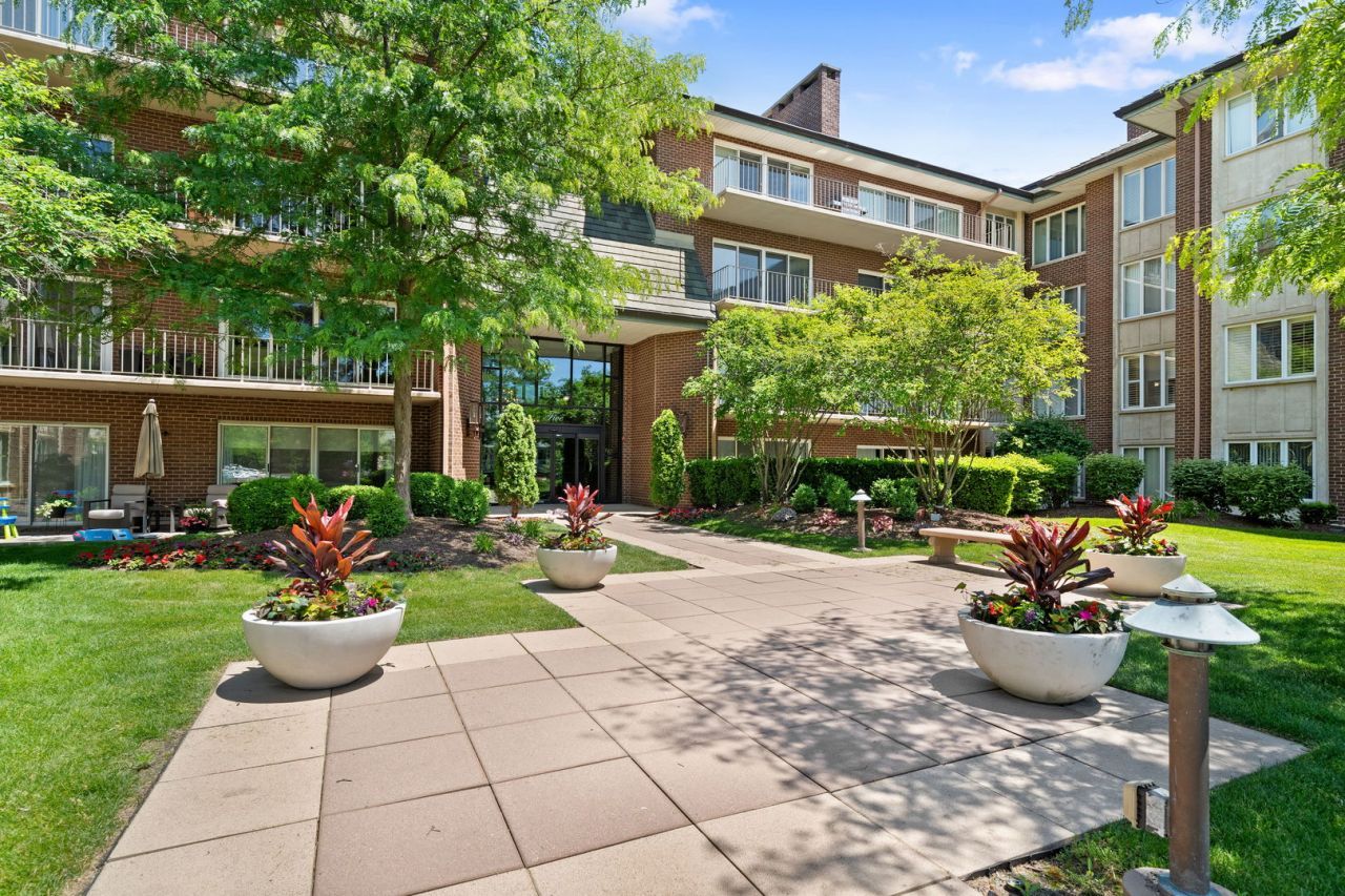 5 Oak Brook Club Drive , Unit P2S, Oak Brook, IL 60523 Main Photo