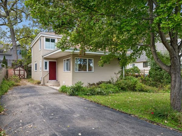 907 Jackson Avenue , Wauconda, IL 60084