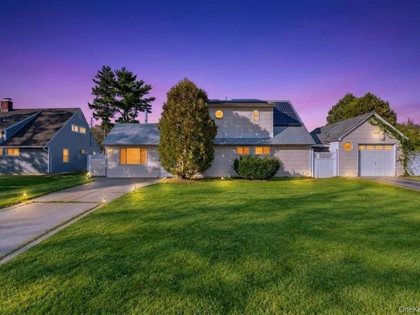 11 Petal Lane , Hicksville, NY 11801