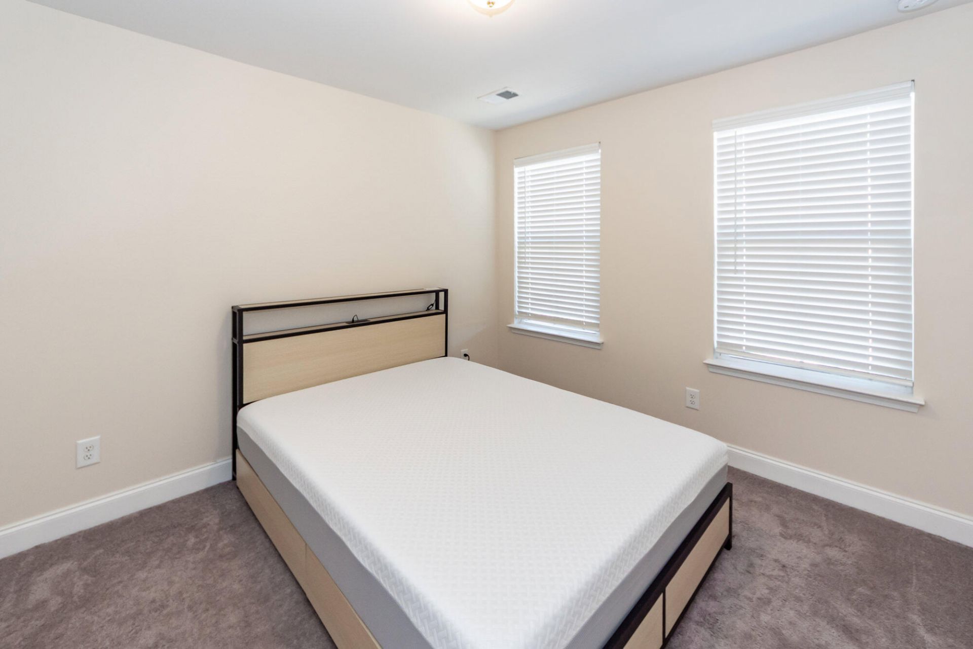 7789 Montview Road Photo 29