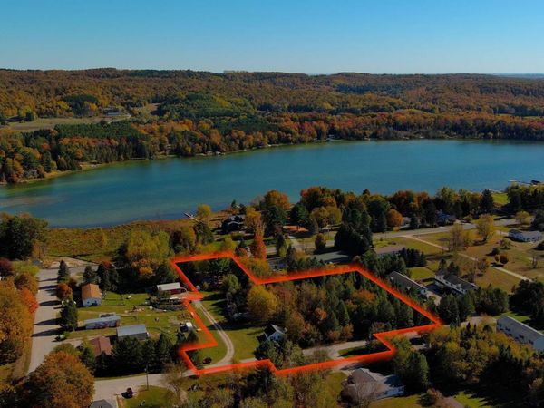 512 Lake Shore Drive S, Lake Leelanau, MI 49653