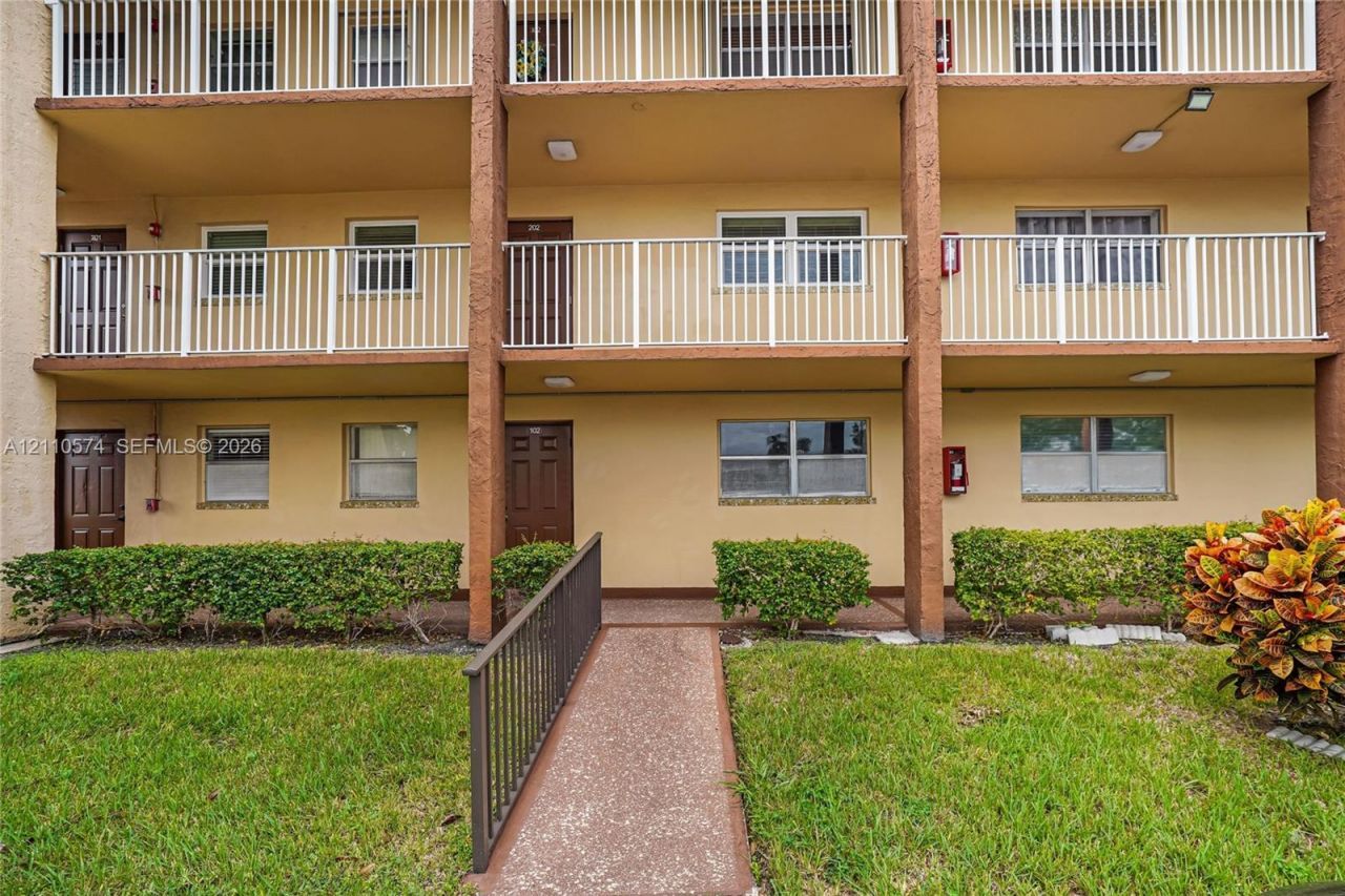 8821 Sunrise Lakes Blvd, Unit 102, Sunrise, FL 33322 Photo