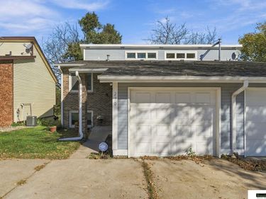 230 Parkside Lane, Lincoln, NE 68521