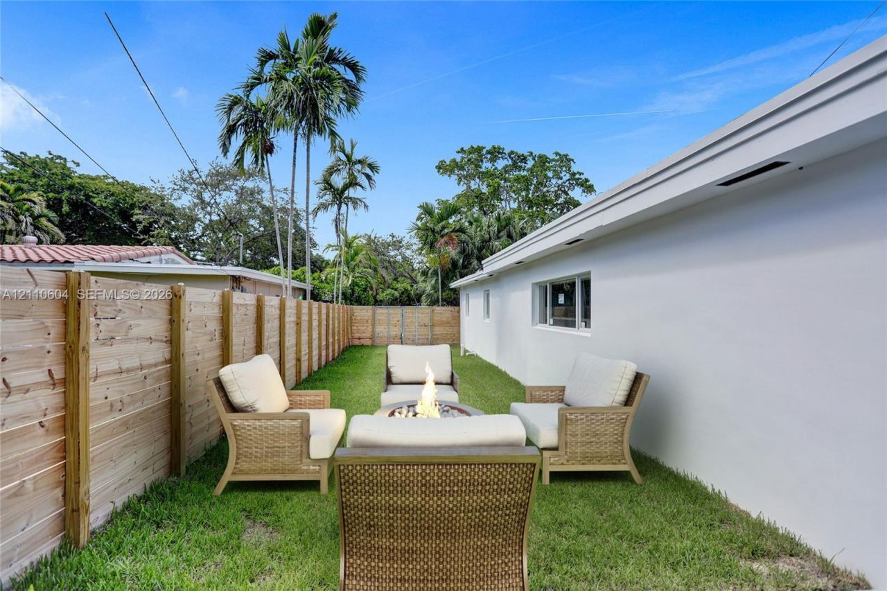 2055 Alamanda Dr , North Miami, FL 33181 Photo