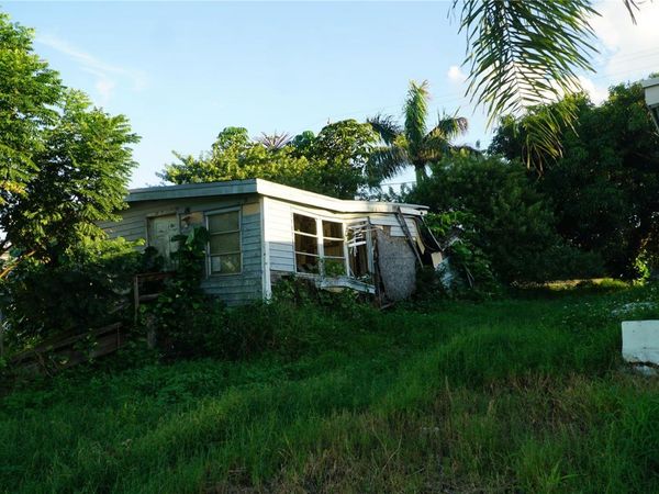 412 S COCOANUT ROAD , PAHOKEE, FL 33476