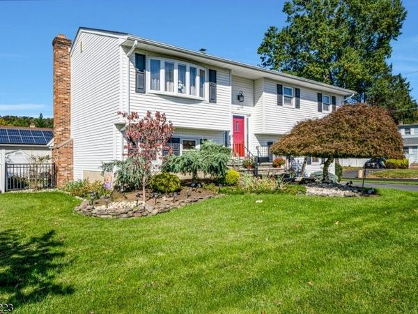 22 Dogwood Dr, Middlesex, NJ 08846