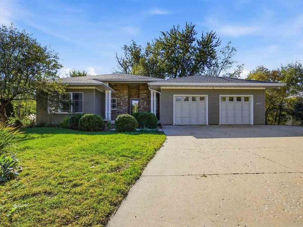 2003 Wedgewood Pl, Coralville, IA 52241