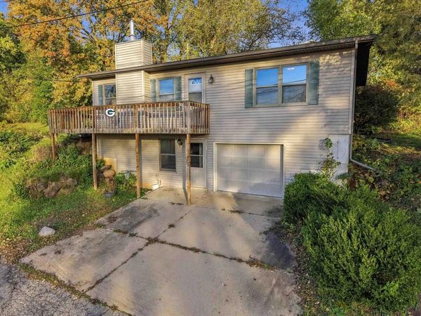 8 E Deerfield Street, Deerfield, WI 53531