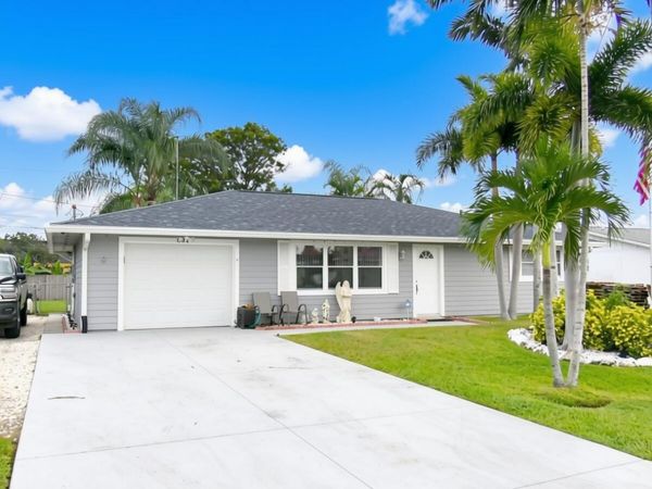 831 SE CARNIVAL Avenue, Port St. Lucie, FL 34983