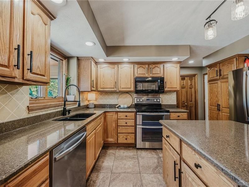 2066 Canterbury Court, Troy, OH 45373 Photo 29