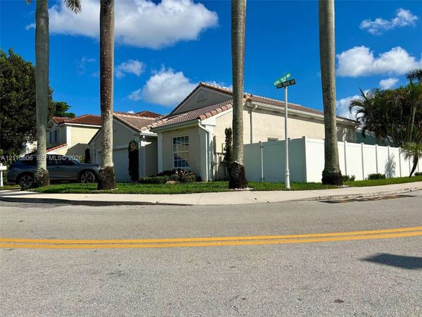 14200 Oak Ridge Dr , Davie, FL 33325