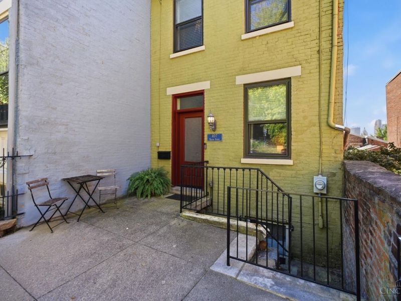 407 Milton, Cincinnati, OH 45202 Photo 2