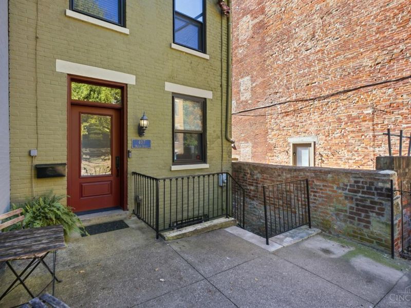 407 Milton, Cincinnati, OH 45202 Photo 3