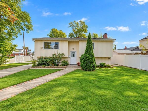 100 Pioxi Street , Copiague, NY 11726