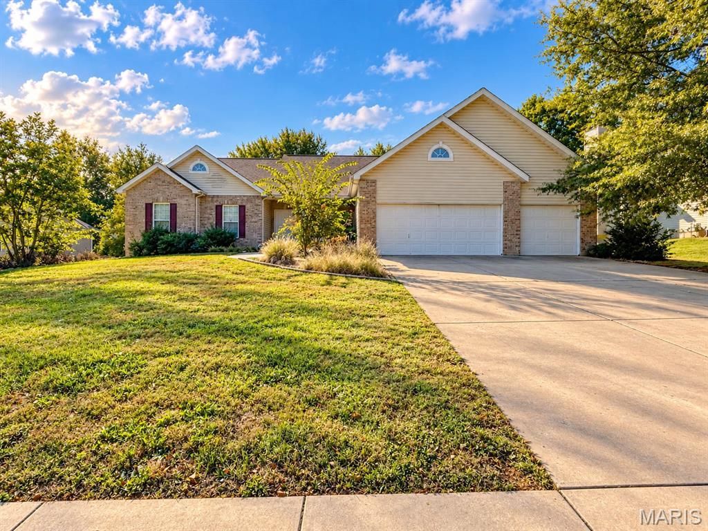 1234 Blue Spruce Lane, Columbia, IL 62236 Main Photo