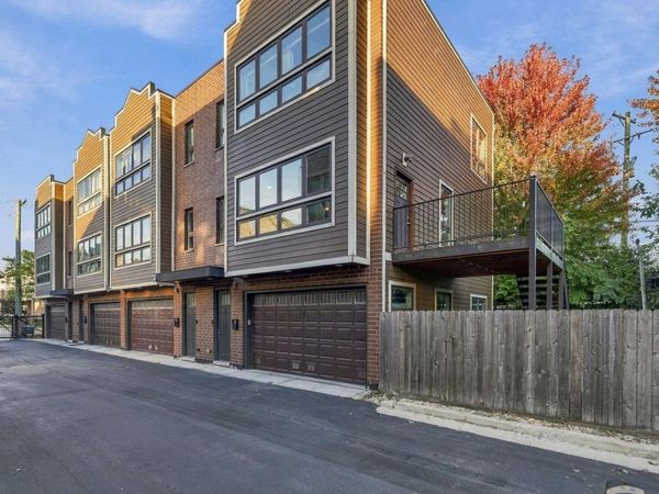 2957 W Cornelia Avenue , Chicago, IL 60618