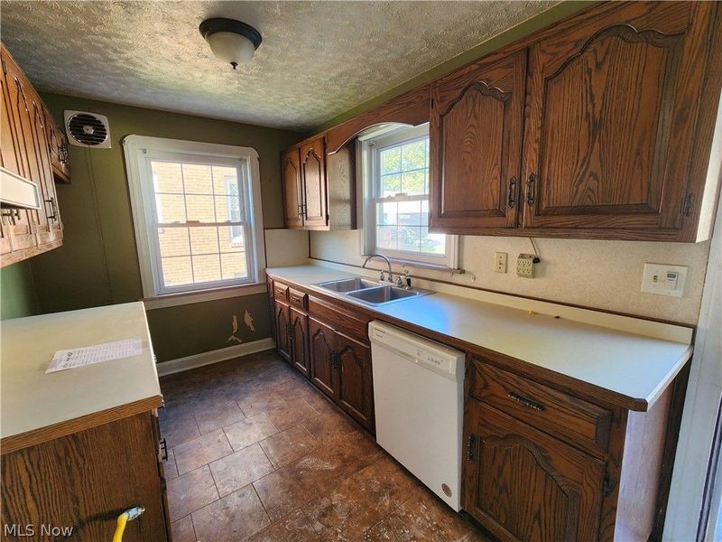 214 Maywood Drive, Youngstown, OH 44512 Photo 2