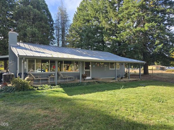 375 Aquarius Way, Cave Junction, OR 97523