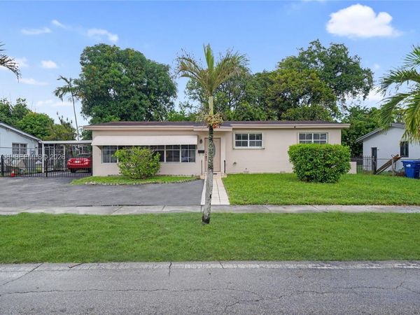 611 NE 177th St , Miami, FL 33162