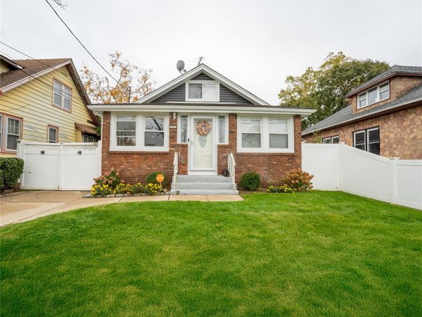31 W Seaman Avenue , Freeport, NY 11520