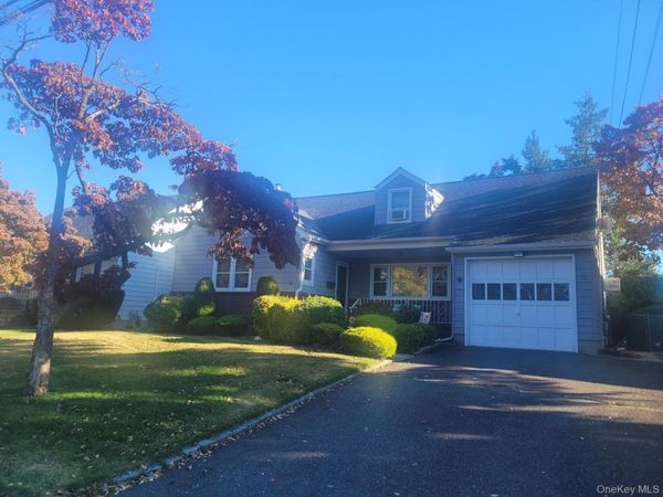 113 Sampson Avenue , Albertson, NY 11507
