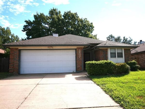 5537 Silver Maple Drive , Arlington, TX 76018