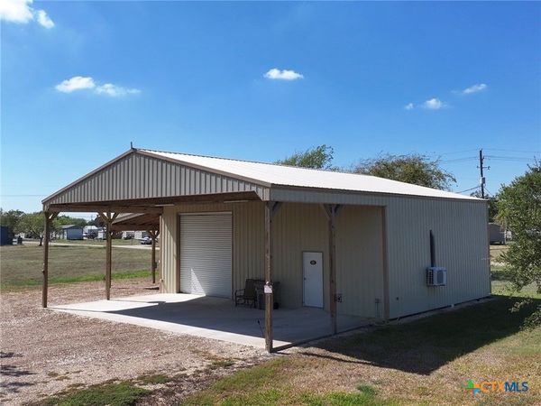 407 W Oakland Avenue , Seadrift, TX 77983