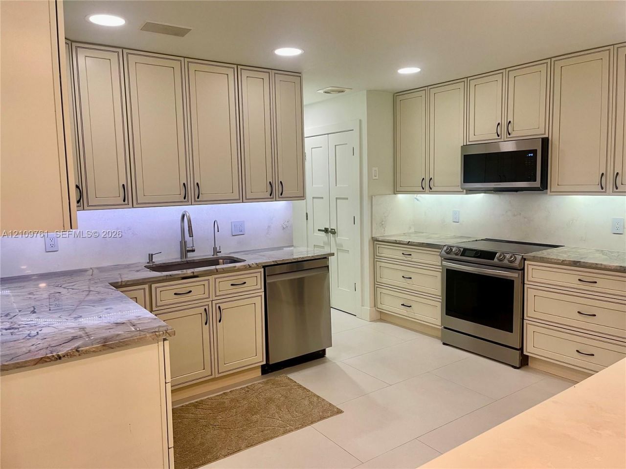 807 E Cypress Ln , Unit V-49, Pompano Beach, FL 33069 Photo