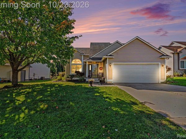 1305 Pin Oak Bluff, Howell Township, Mi 48843