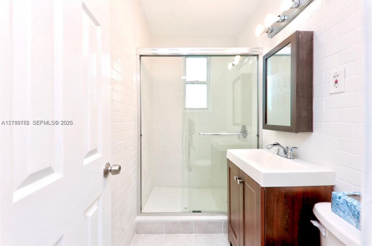 3710 Collins Ave , Unit N-202, Miami Beach, FL 33140 Photo