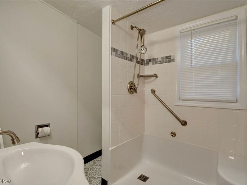 668 Mallison Avenue, Akron, OH 44307 Photo 13