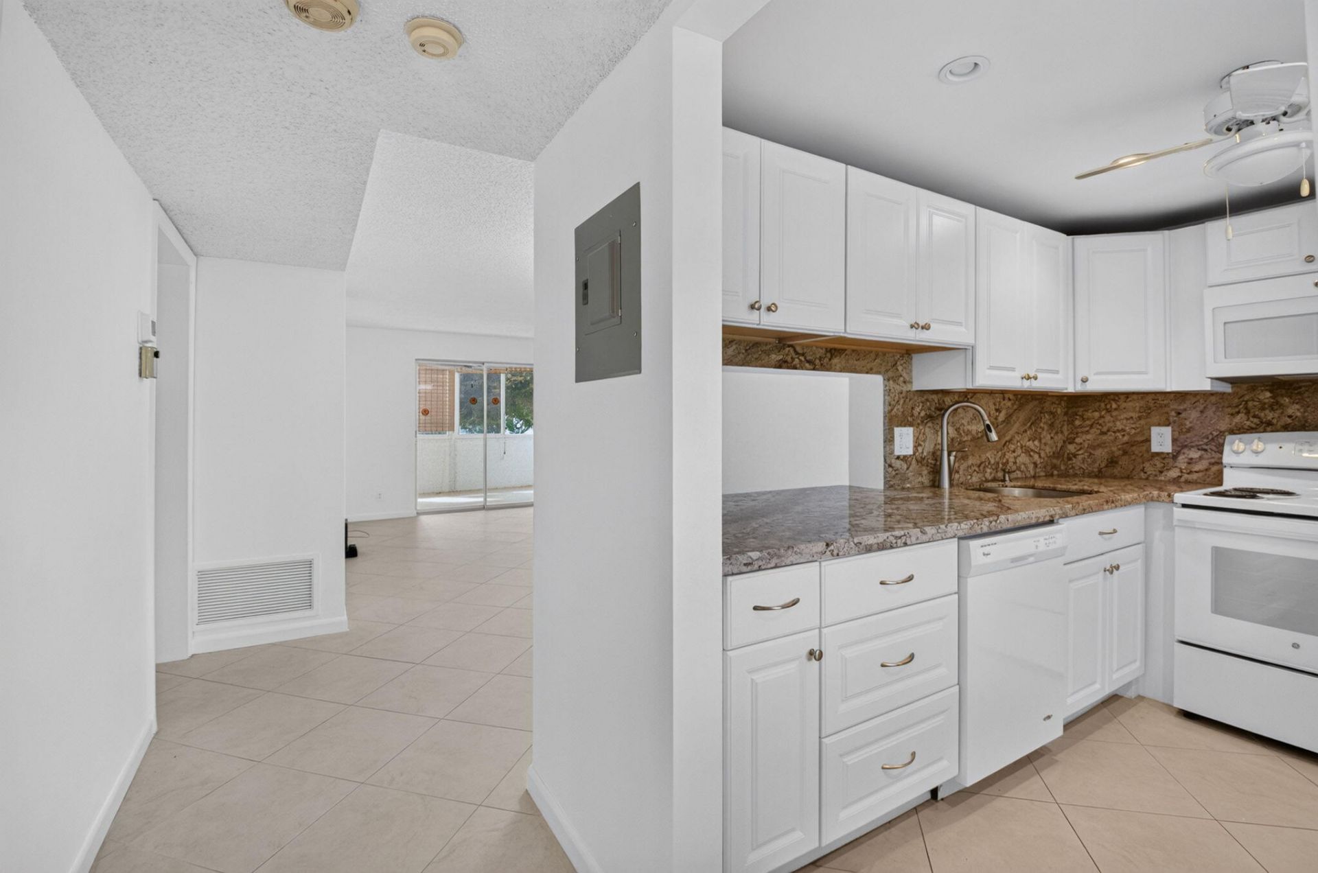 2615 NE 3rd Court, Unit 2130, Boynton Beach, FL 33435 Photo