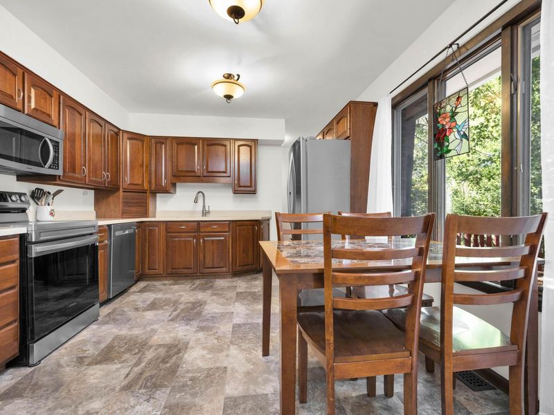213 Meadowbrook Drive, Bellefontaine, OH 43311 Photo 6