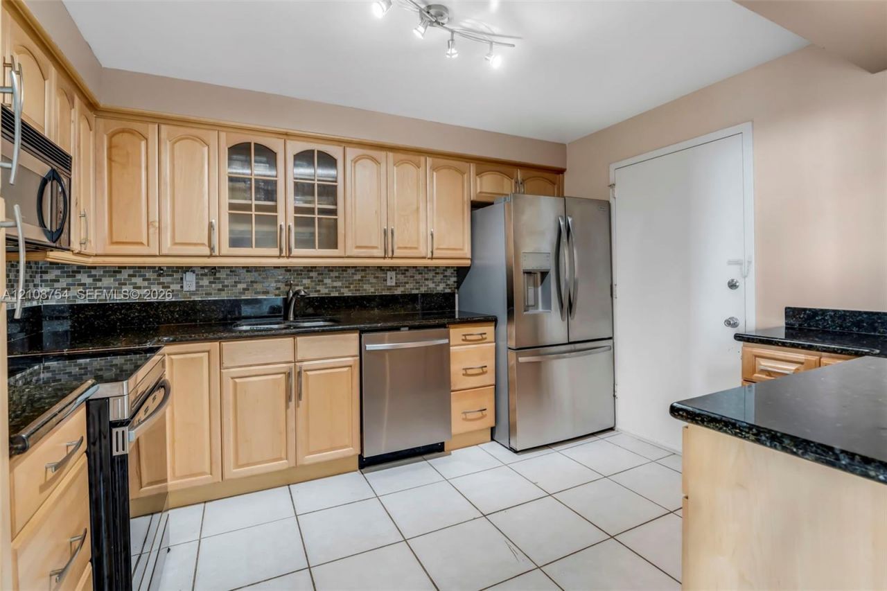 2750 NE 183rd St , Unit 2404, Aventura, FL 33160 Photo