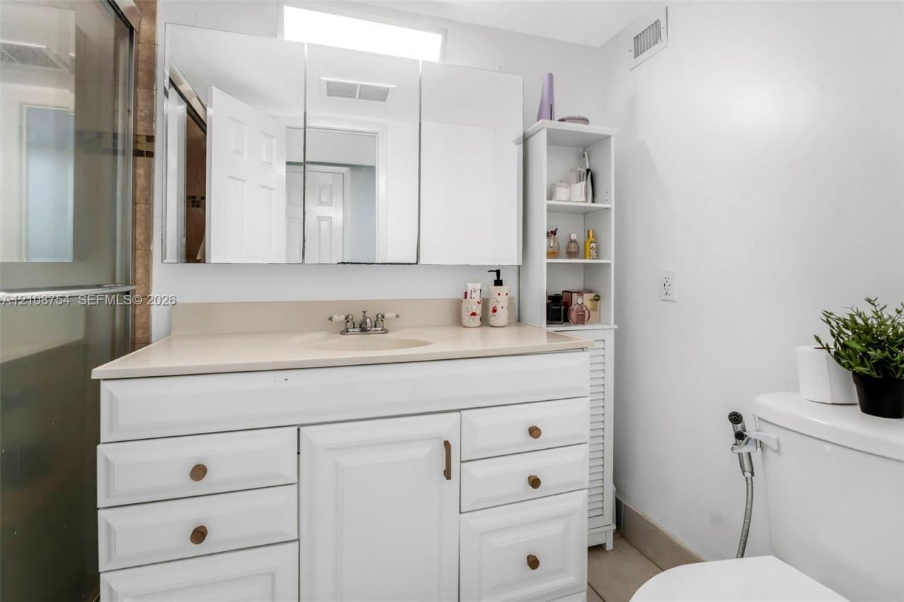 2750 NE 183rd St , Unit 2404, Aventura, FL 33160 Photo