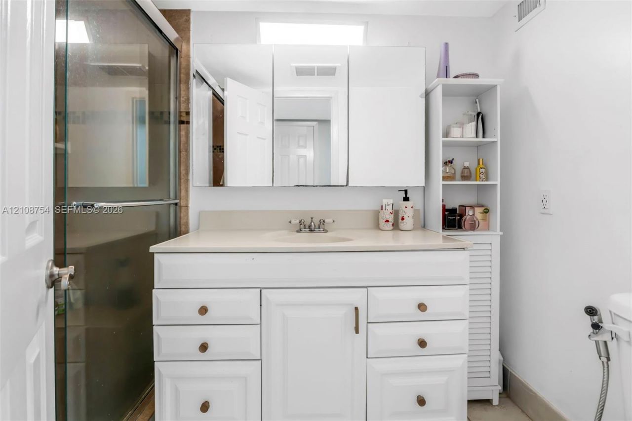 2750 NE 183rd St , Unit 2404, Aventura, FL 33160 Photo