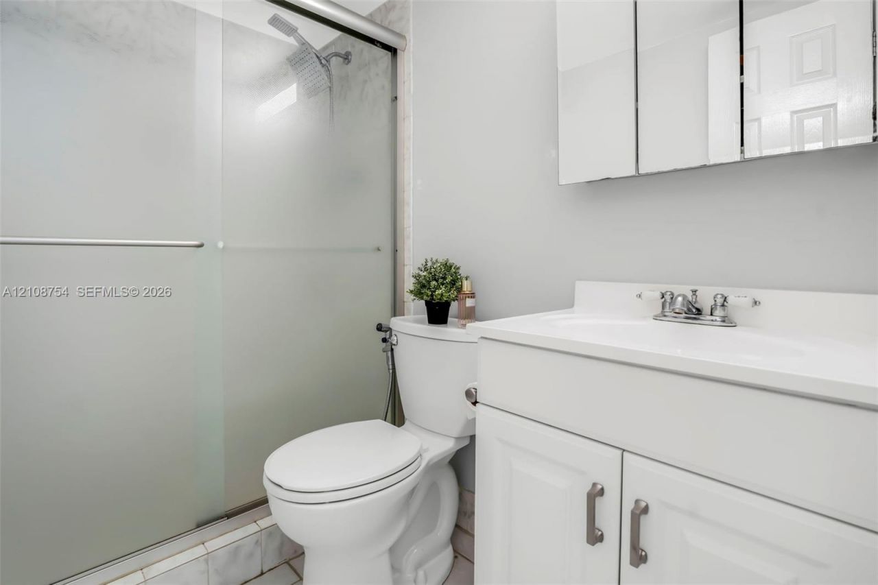 2750 NE 183rd St , Unit 2404, Aventura, FL 33160 Photo