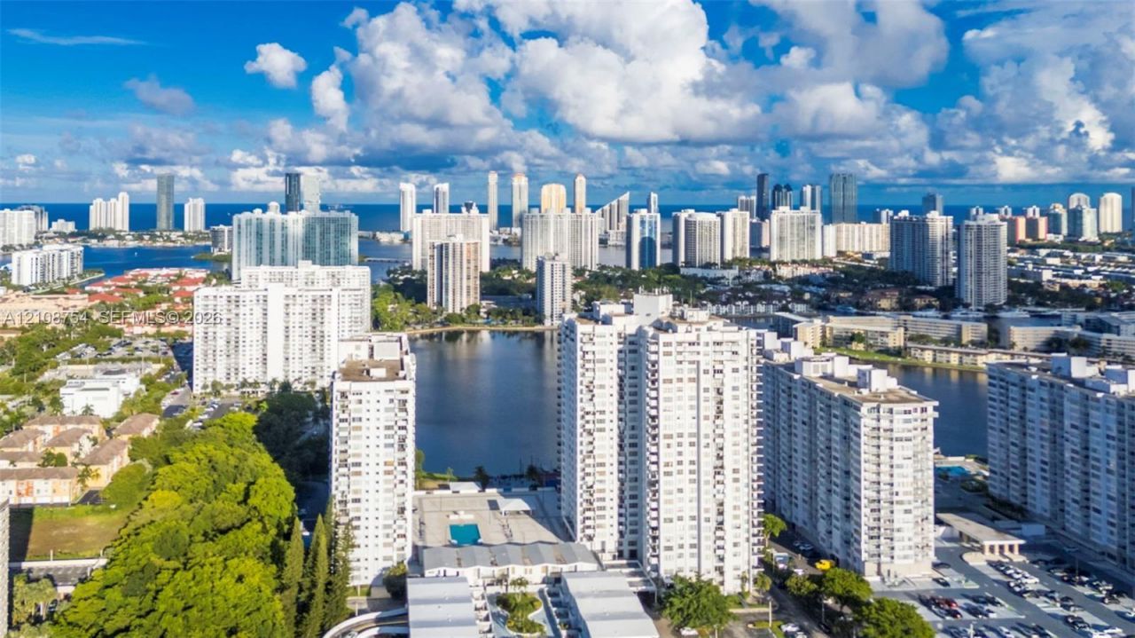 2750 NE 183rd St , Unit 2404, Aventura, FL 33160 Photo