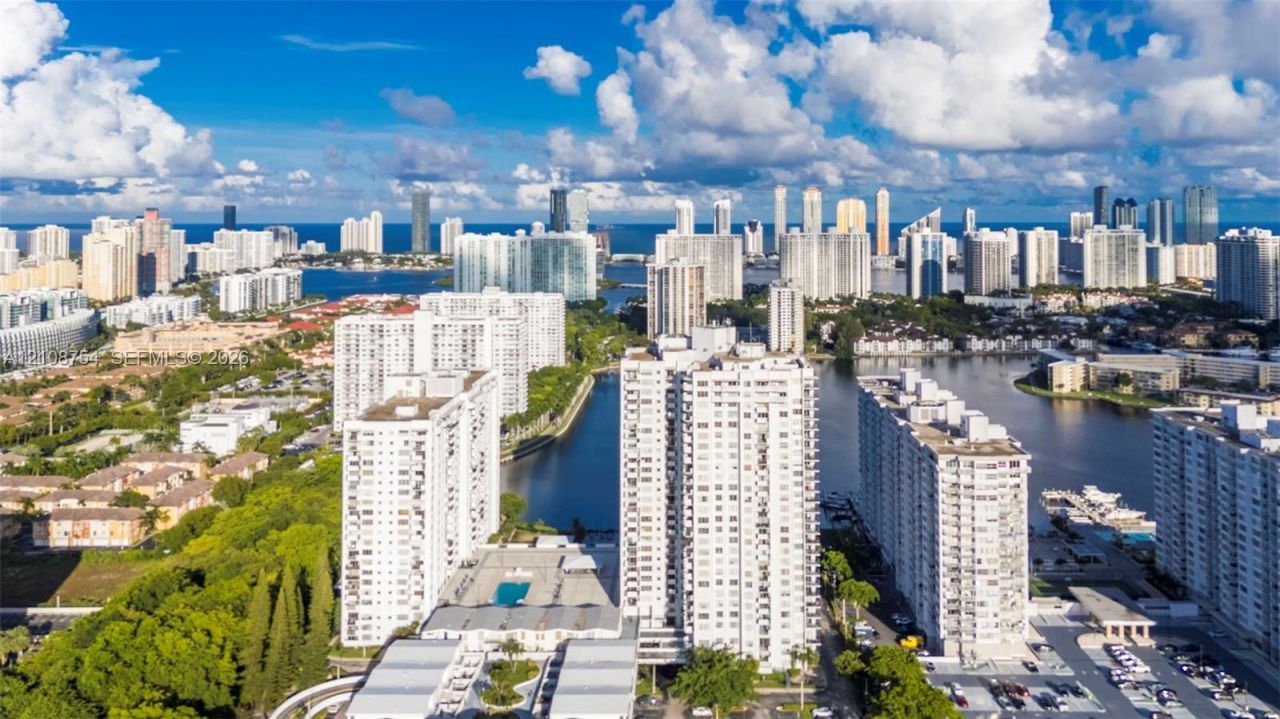 2750 NE 183rd St , Unit 2404, Aventura, FL 33160 Photo