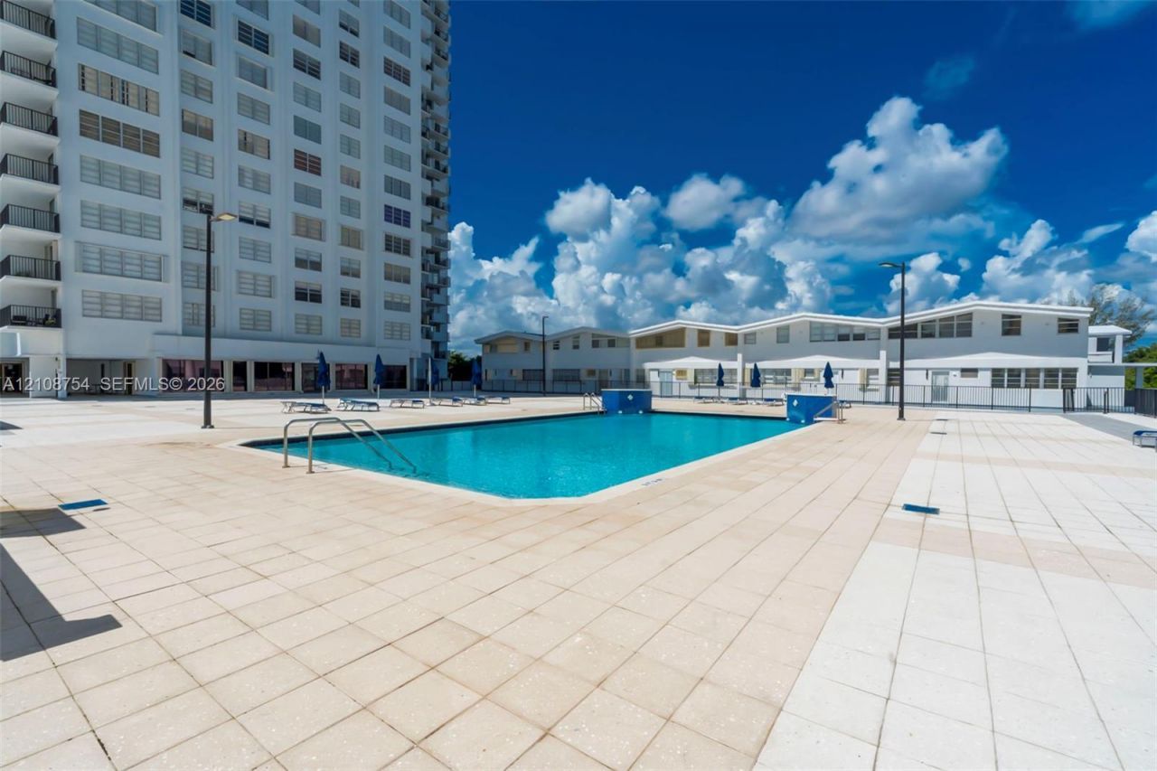 2750 NE 183rd St , Unit 2404, Aventura, FL 33160 Photo