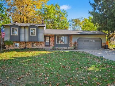 2381 W Shiawassee Avenue , Fenton, Mi 48430